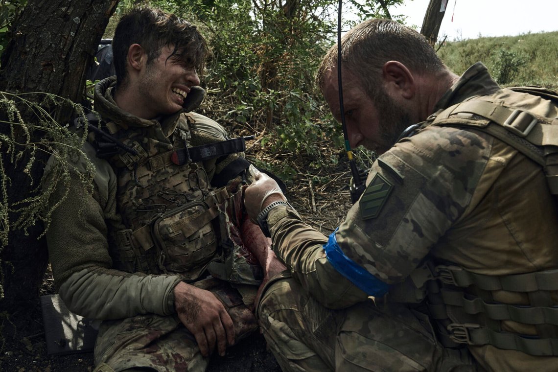 En soldat från Ukrainas 3:e separata anfallsbrigad ger första hjälpen till en sårad kamrat nära Bakhmut, platsen för hårda strider med ryska styrkor i den ukrainska Donetsk-regionen, den 4 september 2023. Foto: Libkos / AP / NTB. En soldat från Ukrainas 3:e separata anfallsbrigad ger första hjälpen till en sårad kamrat nära Bakhmut, platsen för hårda strider med ryska styrkor i den ukrainska Donetsk-regionen, den 4 september 2023. Foto: Libkos / AP / NTB.