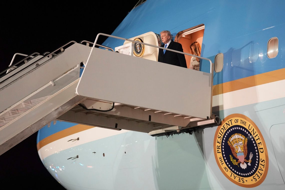 President Donald Trump och första damen Melania Trump anländer till Leonardo da Vinci internationella flygplats för att delta i påven Franciskus begravning den 25 april 2025 i Rom. Foto: Evan Vucci/AP/NTB President Donald Trump och första damen Melania Trump anländer till Leonardo da Vinci internationella flygplats för att delta i påven Franciskus begravning den 25 april 2025 i Rom. Foto: Evan Vucci/AP/NTB