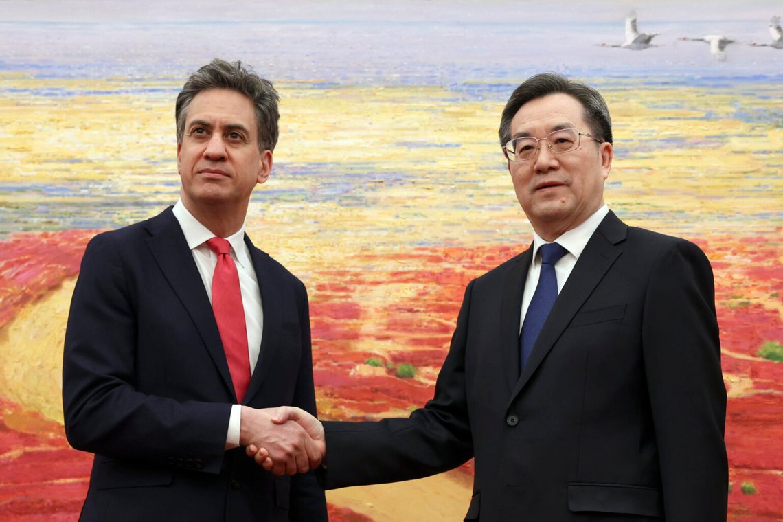Storbritanniens energiminister Ed Miliband träffade Kinas vicepremiärminister Ding Xuexiang i Peking i mars. Nu är relationen mellan de två länderna sämre. Foto: Florence Lo/Pool Foto via AP/NTB Storbritanniens energiminister Ed Miliband träffade Kinas vicepremiärminister Ding Xuexiang i Peking i mars. Nu är relationen mellan de två länderna sämre. Foto: Florence Lo/Pool Foto via AP/NTB