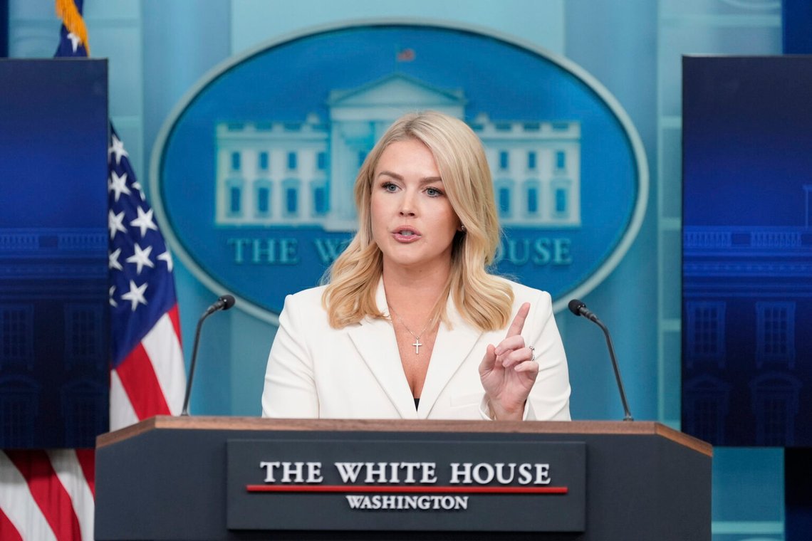 Vita husets pressekreterare Karoline Leavitt är en av flera medlemmar i Trumps personal som vägrar att svara på frågor från reportrar som anger sina pronomen i sin signatur. Foto: Alex Brandon/AP/NTB Vita husets pressekreterare Karoline Leavitt är en av flera medlemmar i Trumps personal som vägrar att svara på frågor från reportrar som anger sina pronomen i sin signatur. Foto: Alex Brandon/AP/NTB