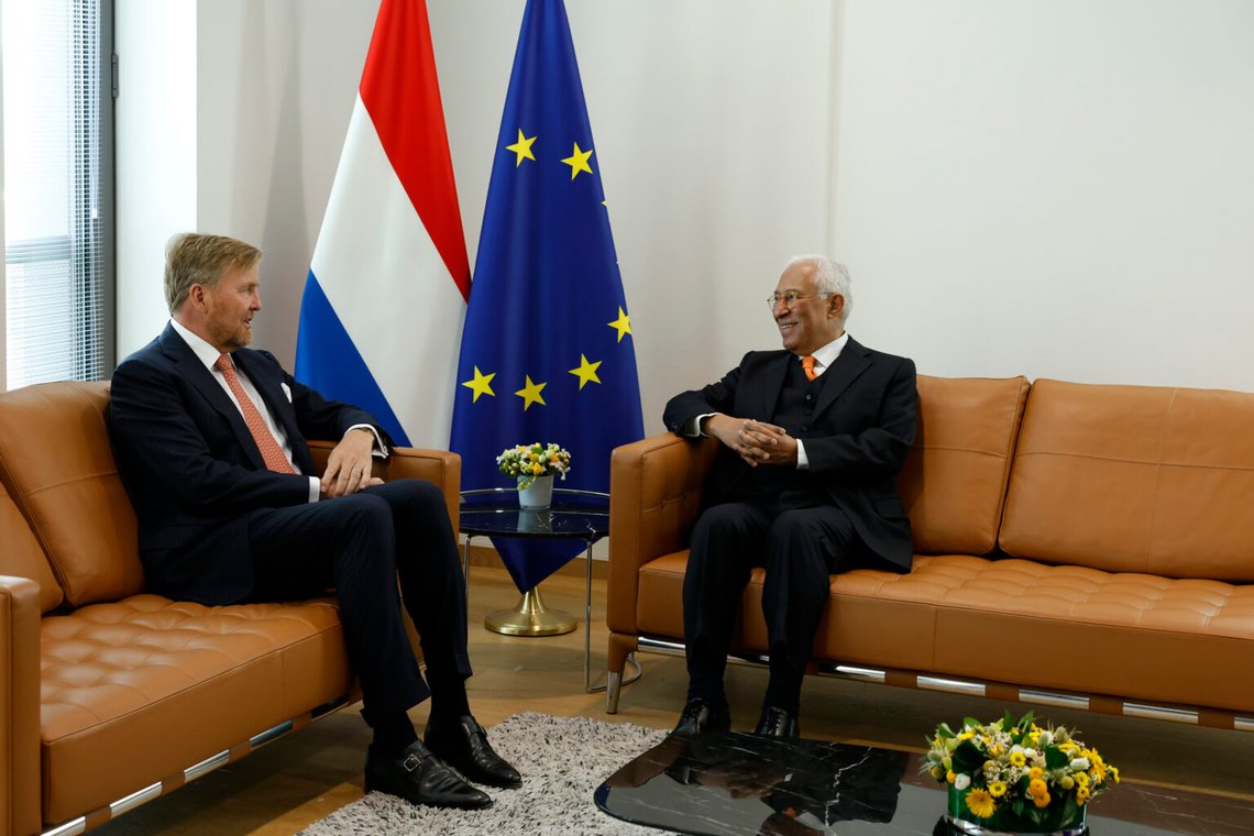Europeiska rådets president Antonio Costa (höger) och den nederländska kungen Willem-Alexander talar under ett möte i Bryssel den 23 januari 2025. Foto: Omar Havana, AP-NTB. Europeiska rådets president Antonio Costa (höger) och den nederländska kungen Willem-Alexander talar under ett möte i Bryssel den 23 januari 2025. Foto: Omar Havana, AP-NTB.