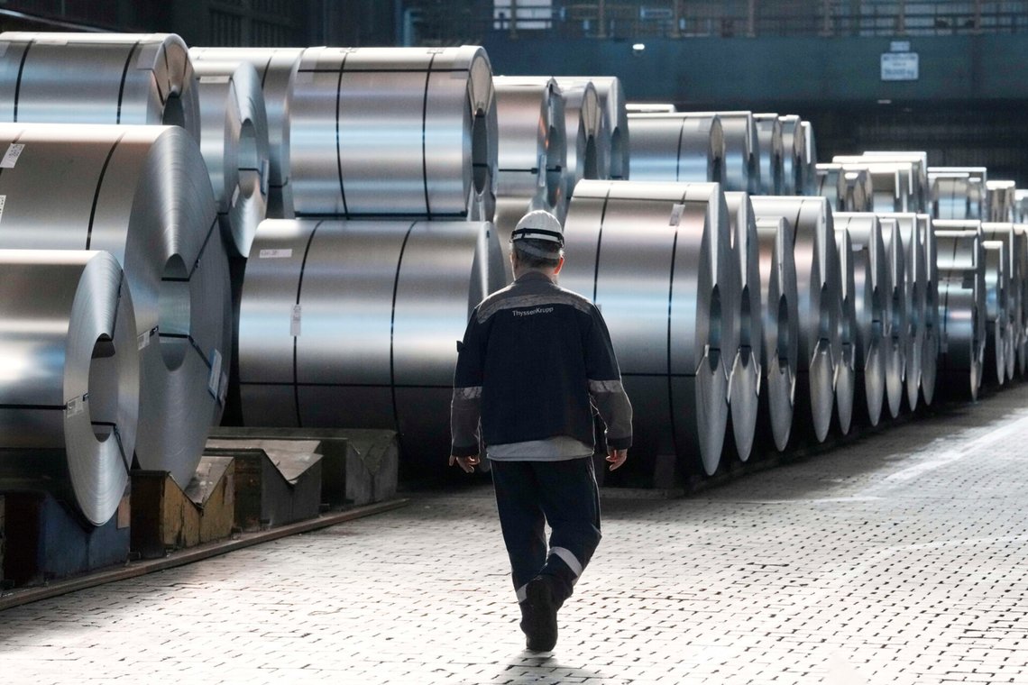 En arbetare passerar några stålspolar vid Thyssenkrupp stålverk i Duisburg den 20 mars 2025. Foto: Martin Meissner / AP / NTB. En arbetare passerar några stålspolar vid Thyssenkrupp stålverk i Duisburg den 20 mars 2025. Foto: Martin Meissner / AP / NTB.