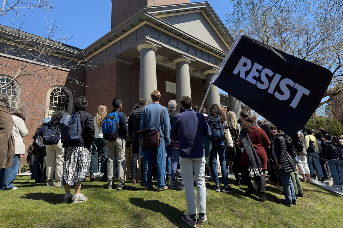 Både studenter och föreläsare vid Harvard samlades förra veckan för att protestera mot Trumps politik gentemot universitetet. Foto: AP / NTB Både studenter och föreläsare vid Harvard samlades förra veckan för att protestera mot Trumps politik gentemot universitetet. Foto: AP / NTB