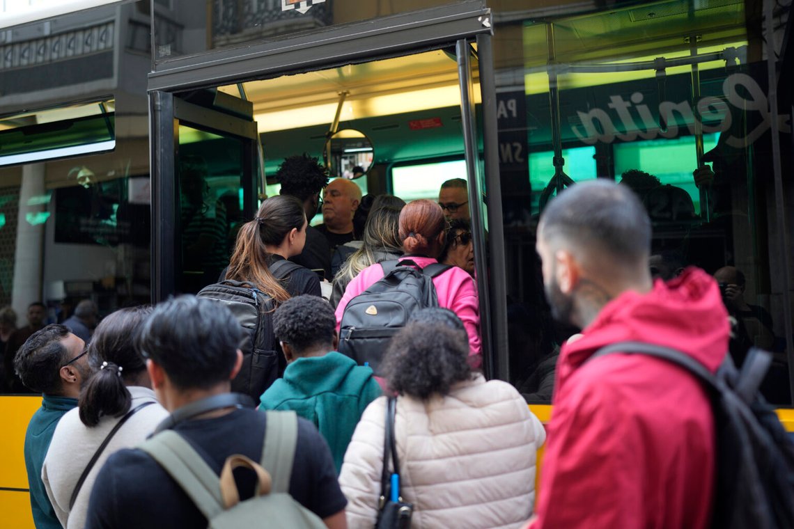 Människor försöker ta sig ombord på en fullsatt buss efter att tunnelbanan slutat gå efter ett strömavbrott i Lissabon, Portugal, 28 april 2025. Foto: Armando Franca/AP Photo Människor försöker ta sig ombord på en fullsatt buss efter att tunnelbanan slutat gå efter ett strömavbrott i Lissabon, Portugal, 28 april 2025. Foto: Armando Franca/AP Photo