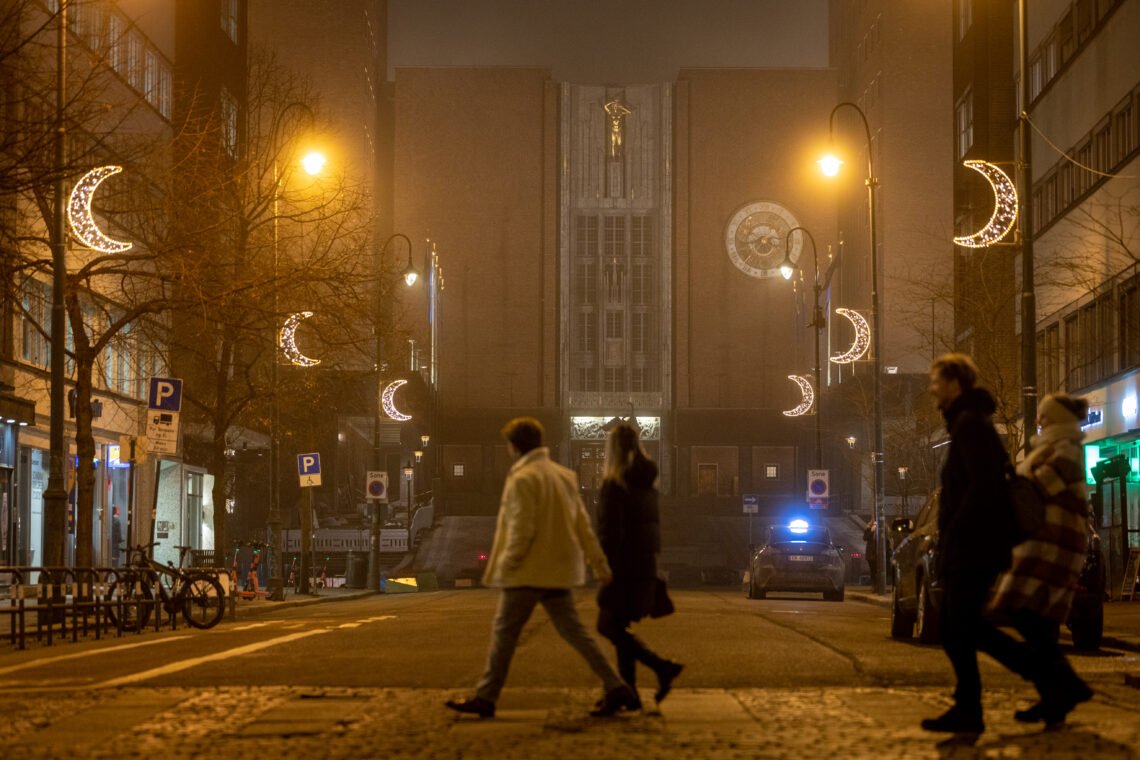 Oslo 20250228. Fredagen den 28 februari 2025 markerar starten på den muslimska högtiden Ramadan i Oslo. Gatubelysningen tändes på Fridtjof Nansens plass och i Roald Amundsensgate vid Oslos rådhus. Foto: Alf Simensen / NTB Oslo 20250228. Fredagen den 28 februari 2025 markerar starten på den muslimska högtiden Ramadan i Oslo. Gatubelysningen tändes på Fridtjof Nansens plass och i Roald Amundsensgate vid Oslos rådhus. Foto: Alf Simensen / NTB