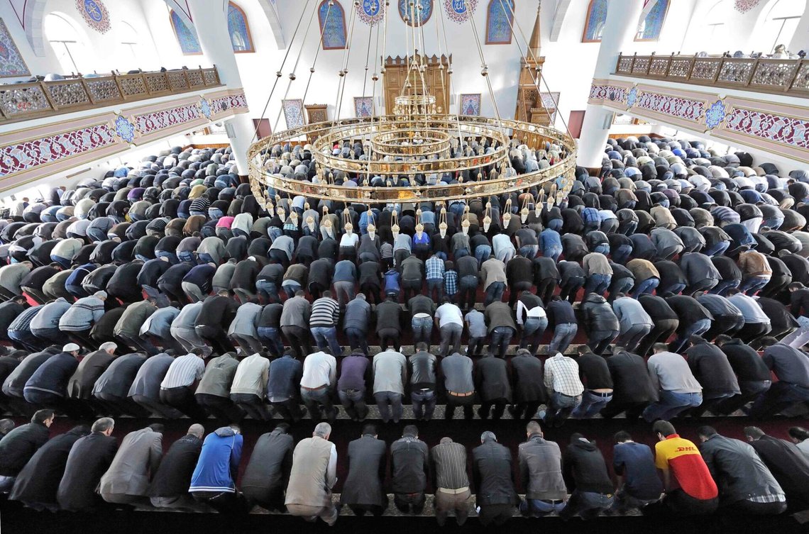 Muslimer ber ved slutten av ramadan i en moské i Duisburg 10. september 2010. Foto: Martin Meissner / AP / NTB. Muslimer ber ved slutten av ramadan i en moské i Duisburg 10. september 2010. Foto: Martin Meissner / AP / NTB.