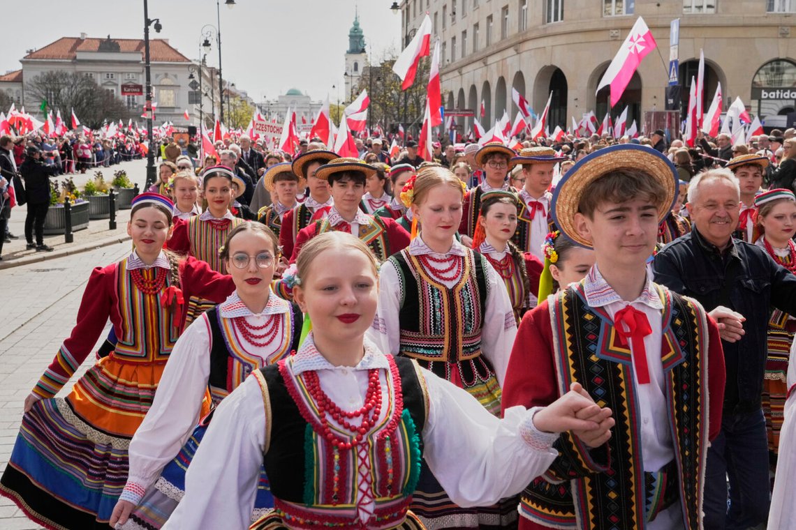 Färgglada nationaldräkter och polska flaggor vajade i den enorma folkmassan, något massmedia försöker förstöra genom att koppla demonstrationen till "extremhögern". Foto: AP/Czarek Sokolowski/NTB Färgglada nationaldräkter och polska flaggor vajade i den enorma folkmassan, något massmedia försöker förstöra genom att koppla demonstrationen till "extremhögern". Foto: AP/Czarek Sokolowski/NTB