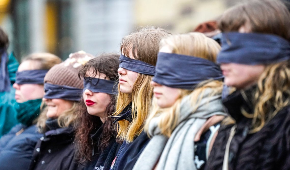 Aktivister demonstrerar utanför Stortinget i protest mot oljeutforskning den 22 mars 2023. Foto: Lise Åserud / NTB Aktivister demonstrerar utanför Stortinget i protest mot oljeutforskning den 22 mars 2023. Foto: Lise Åserud / NTB