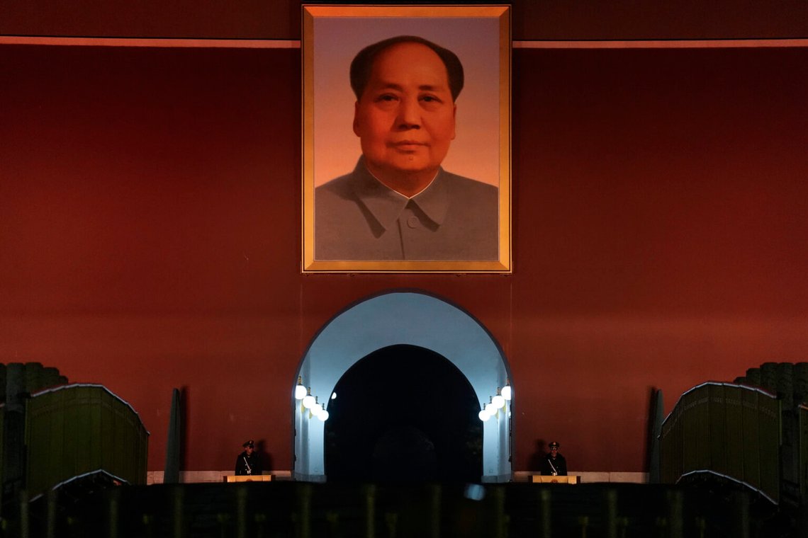 Kinesiska paramilitära poliser står vakt under ett gigantiskt porträtt av den avlidne kinesiske ledaren Mao Zedong som hängs på Himmelska fridens port i Peking, Kina, 5 juli 2025. Foto: Ng Han Guan/AP Photo Kinesiska paramilitära poliser står vakt under ett gigantiskt porträtt av den avlidne kinesiske ledaren Mao Zedong som hängs på Himmelska fridens port i Peking, Kina, 5 juli 2025. Foto: Ng Han Guan/AP Photo