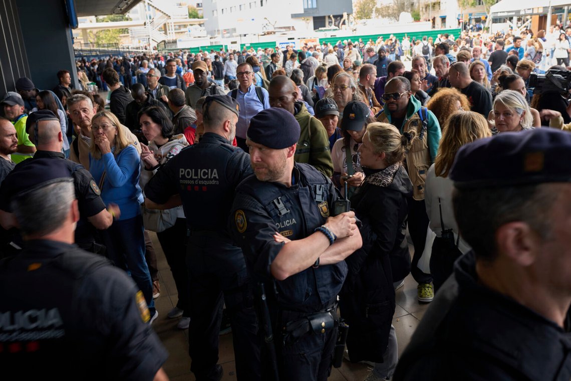 Polisen spärrar av huvudentrén till en avstängd tågstation under ett strömavbrott i Barcelona, Spanien, 28 april 2025. Foto: Emilio Morenatti/AP Photo Polisen spärrar av huvudentrén till en avstängd tågstation under ett strömavbrott i Barcelona, Spanien, 28 april 2025. Foto: Emilio Morenatti/AP Photo