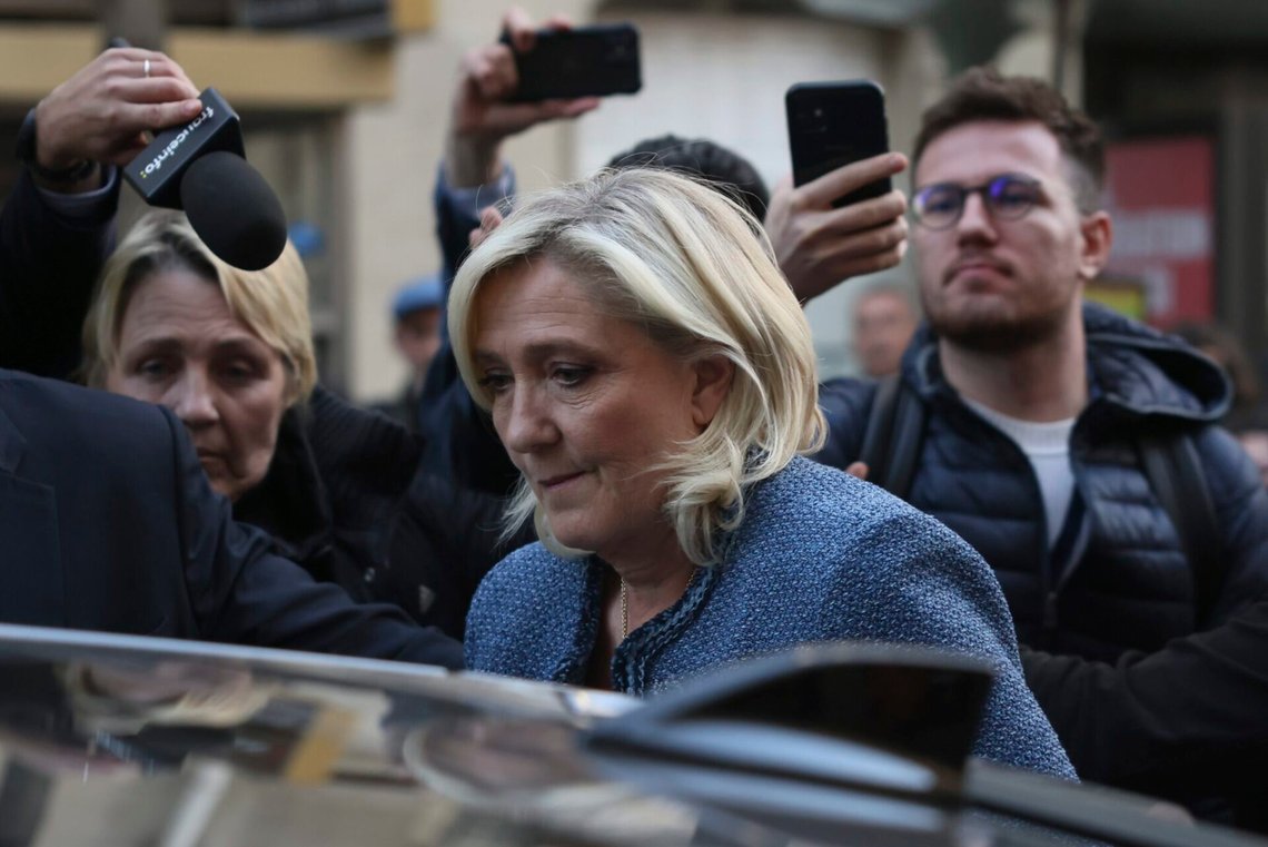 Marine Le Pen lämnar Rassemblement Nationals högkvarter i Paris efter domen i målet mot henne den 31 mars 2025. Foto: Thomas Padilla / AP / NTB. Marine Le Pen lämnar Rassemblement Nationals högkvarter i Paris efter domen i målet mot henne den 31 mars 2025. Foto: Thomas Padilla / AP / NTB.
