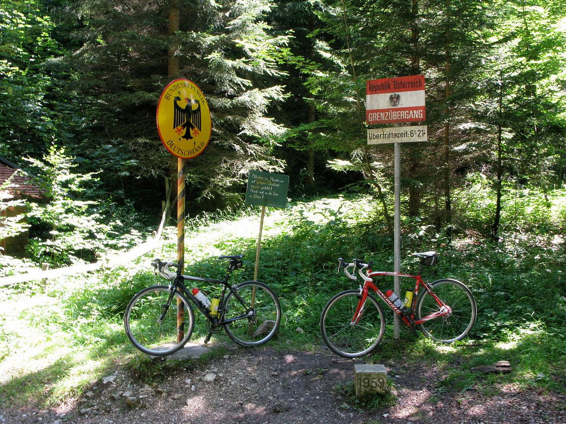 Från en gränsövergång längs en cykelväg mellan Tyskland och Österrike någonstans i Alperna. Foto: Mike Knell / Wikimedia Commons (cc by-sa 2.0). Från en gränsövergång längs en cykelväg mellan Tyskland och Österrike någonstans i Alperna. Foto: Mike Knell / Wikimedia Commons (cc by-sa 2.0).