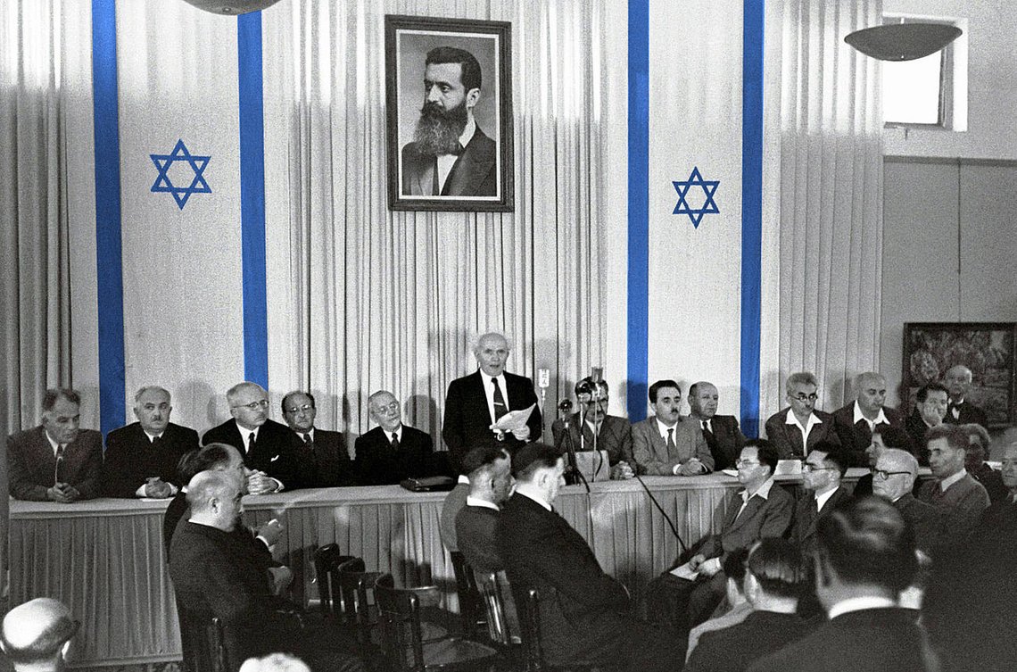Israels förste premiärminister David Ben-Gurion utropade staten Israel den 14 maj 1948 i Tel Aviv, under ett porträtt av Theodor Herzl, grundaren av den moderna politiska sionismen. Foto: Rudi Weissenstein Israels förste premiärminister David Ben-Gurion utropade staten Israel den 14 maj 1948 i Tel Aviv, under ett porträtt av Theodor Herzl, grundaren av den moderna politiska sionismen. Foto: Rudi Weissenstein