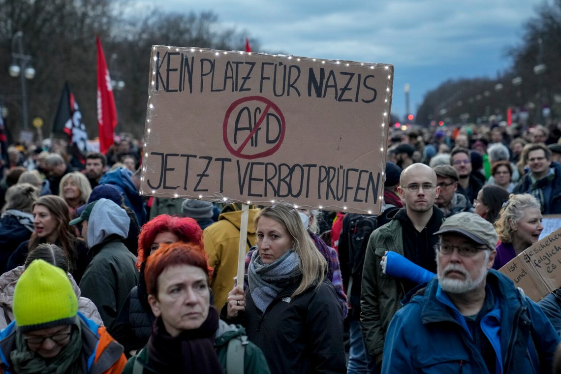 Att mobilisera vänstern var en del av strategin för att driva på ett förbud. Det skulle ge intryck av folkligt stöd. Demonstrationen ägde rum i Berlin den 25 januari. Foto: Ebrahim Noroozi/AP Photo Att mobilisera vänstern var en del av strategin för att driva på ett förbud. Det skulle ge intryck av folkligt stöd. Demonstrationen ägde rum i Berlin den 25 januari. Foto: Ebrahim Noroozi/AP Photo
