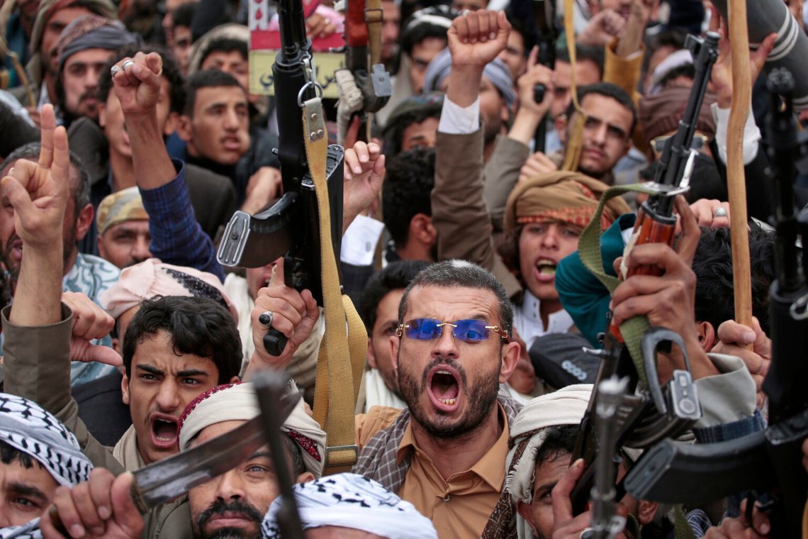 Houthi-anhängare skanderar slagord under en anti-amerikansk och anti-israelisk demonstration i Sanaa, Jemen, 18 april 2025. Foto: Osamah Abdulrahman/AP Photo Houthi-anhängare skanderar slagord under en anti-amerikansk och anti-israelisk demonstration i Sanaa, Jemen, 18 april 2025. Foto: Osamah Abdulrahman/AP Photo