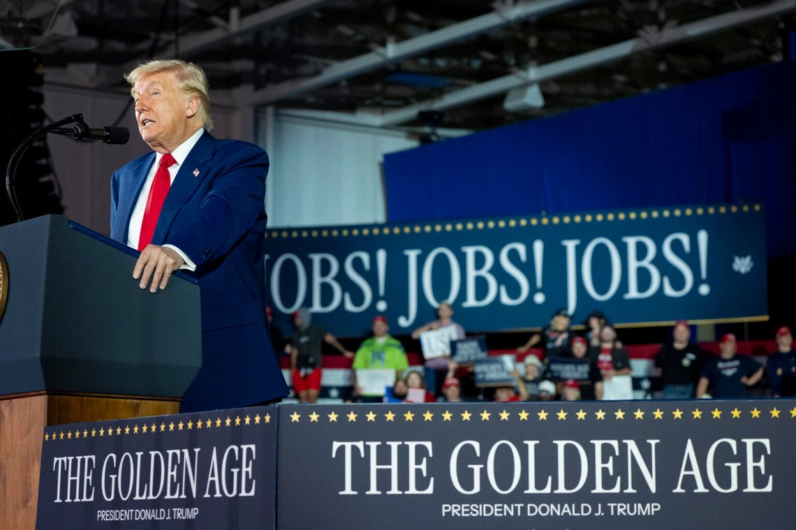 President Donald Trump talar om sina första 100 dagar på Macomb County Community College Sports Expo Center, 29 april 2025. Foto: Alex Brandon/AP/NTB President Donald Trump talar om sina första 100 dagar på Macomb County Community College Sports Expo Center, 29 april 2025. Foto: Alex Brandon/AP/NTB