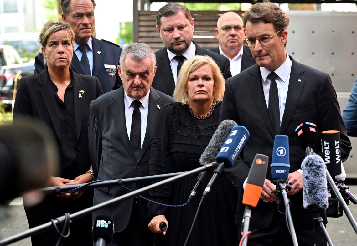 Tysklands inrikesminister Herbert Reul och delstatens ministerpresident Hendrik Wüst kommenterar terroristattacken i Solingen den 24 augusti 2024. Foto: Henning Kaiser / DPA via AP / NTB. Tysklands inrikesminister Herbert Reul och delstatens ministerpresident Hendrik Wüst kommenterar terroristattacken i Solingen den 24 augusti 2024. Foto: Henning Kaiser / DPA via AP / NTB.