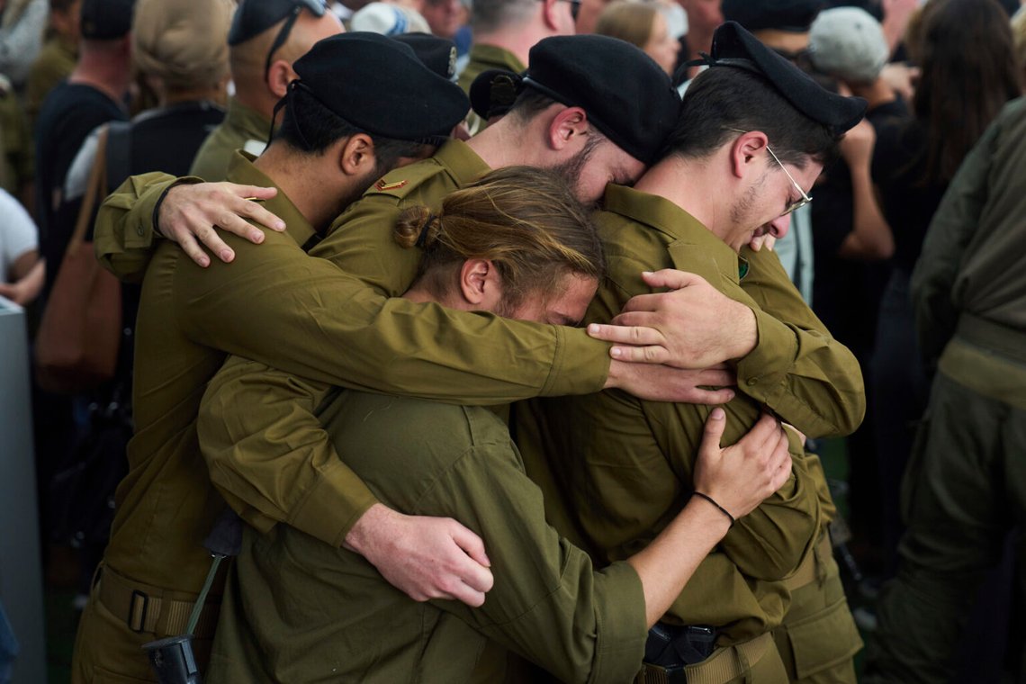 Israeliska soldater står i en gruppkram medan de sörjer Master Sgt. (res.) Asaf Cafri, som dödades i en markoperation i Gazaremsan, under sin begravningsceremoni i Gezer regionalråd i Israel, 27 april 2025. Foto: Ariel Schalit/AP Photo Israeliska soldater står i en gruppkram medan de sörjer Master Sgt. (res.) Asaf Cafri, som dödades i en markoperation i Gazaremsan, under sin begravningsceremoni i Gezer regionalråd i Israel, 27 april 2025. Foto: Ariel Schalit/AP Photo