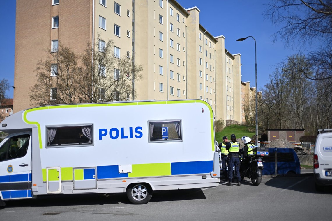 Dagen etter at to menn i alderen 20-25 år ble skutt og drept i Biskopsgården i Göteborg. Foto: Björn Larsson Rosvall, TT-NTB. Dagen etter at to menn i alderen 20-25 år ble skutt og drept i Biskopsgården i Göteborg. Foto: Björn Larsson Rosvall, TT-NTB.