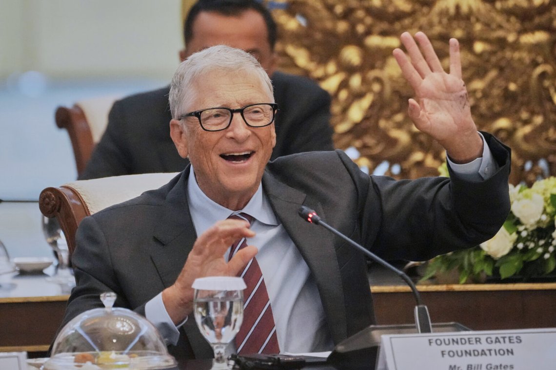 Microsofts medgrundare och tidigare VD Bill Gates gestikulerar när han talar under sitt möte med Indonesiens president Prabowo Subianto på Merdeka Palace i Jakarta, Indonesien, 7 maj 2025. Foto: Achmad Ibrahim/AP Photo Microsofts medgrundare och tidigare VD Bill Gates gestikulerar när han talar under sitt möte med Indonesiens president Prabowo Subianto på Merdeka Palace i Jakarta, Indonesien, 7 maj 2025. Foto: Achmad Ibrahim/AP Photo