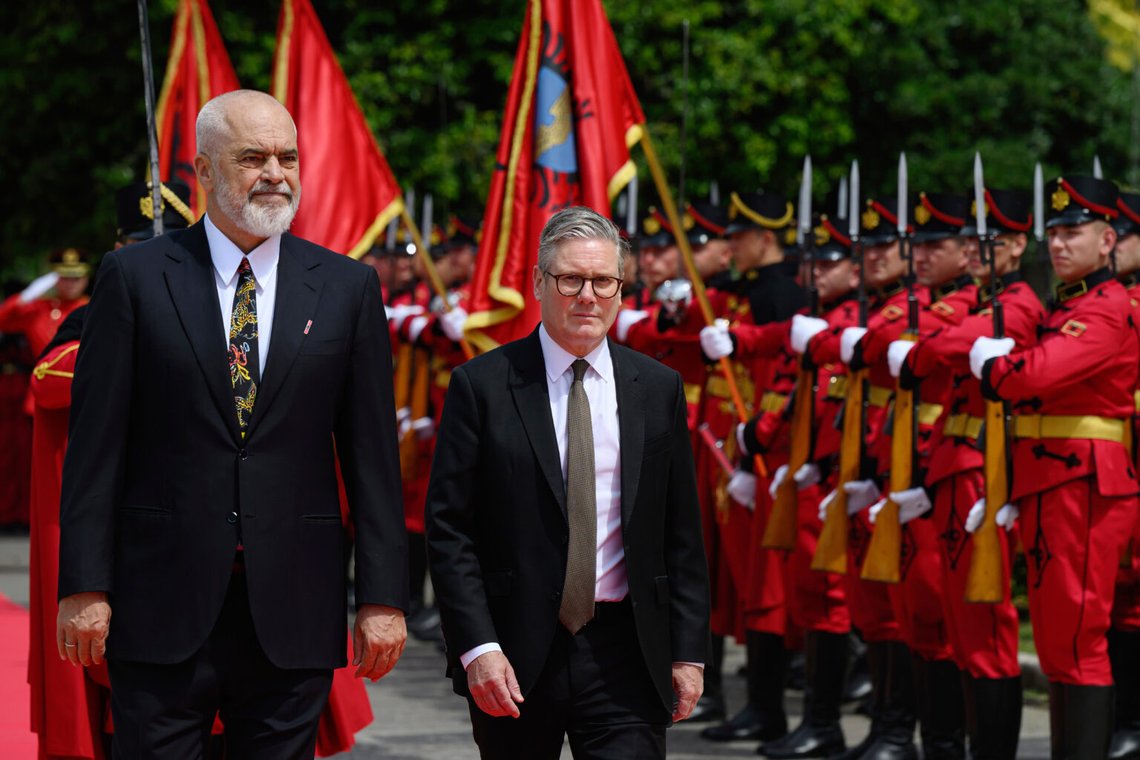 Keir Starmer ser liten ut jämfört med Albaniens premiärminister Edi Rama. Den brittiske premiärministern är på statsbesök idag, och här tas han emot av Rama i Tirana. Foto: Leon Neal/Pool via AP/NTB Keir Starmer ser liten ut jämfört med Albaniens premiärminister Edi Rama. Den brittiske premiärministern är på statsbesök idag, och här tas han emot av Rama i Tirana. Foto: Leon Neal/Pool via AP/NTB