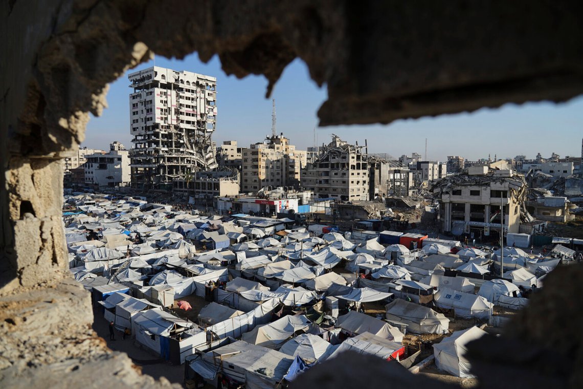 Ett provisoriskt tältläger för fördrivna palestinier sträcker sig över Gaza stad, 6 maj 2025. Foto: Jehad Alshrafi/AP Photo Ett provisoriskt tältläger för fördrivna palestinier sträcker sig över Gaza stad, 6 maj 2025. Foto: Jehad Alshrafi/AP Photo