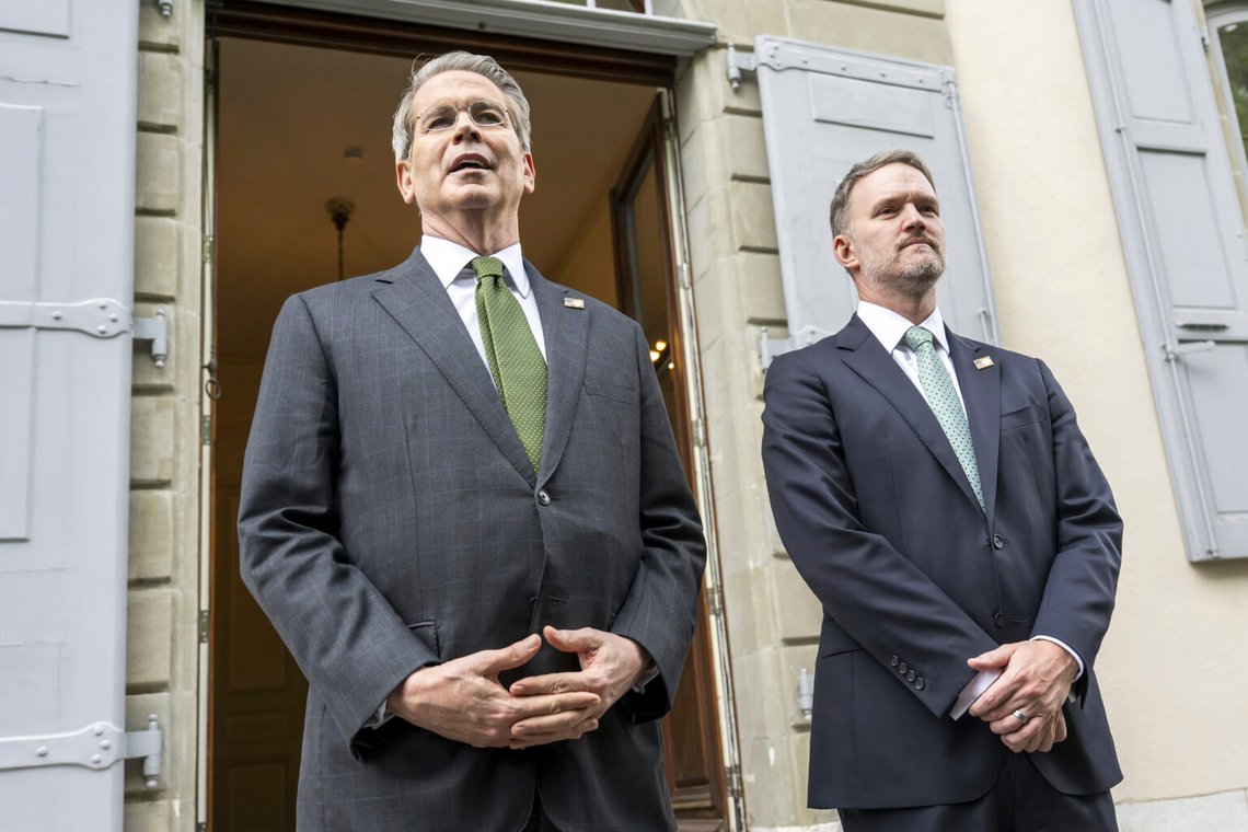 USA:s finansminister Scott Bessent, till vänster, och USA:s handelsrepresentant Jamieson Greer möter media på andra dagen av ett bilateralt möte mellan USA och Kina, i Genève, Schweiz, den 11 maj 2025. Foto: Martial Trezzini/Keystone via AP USA:s finansminister Scott Bessent, till vänster, och USA:s handelsrepresentant Jamieson Greer möter media på andra dagen av ett bilateralt möte mellan USA och Kina, i Genève, Schweiz, den 11 maj 2025. Foto: Martial Trezzini/Keystone via AP