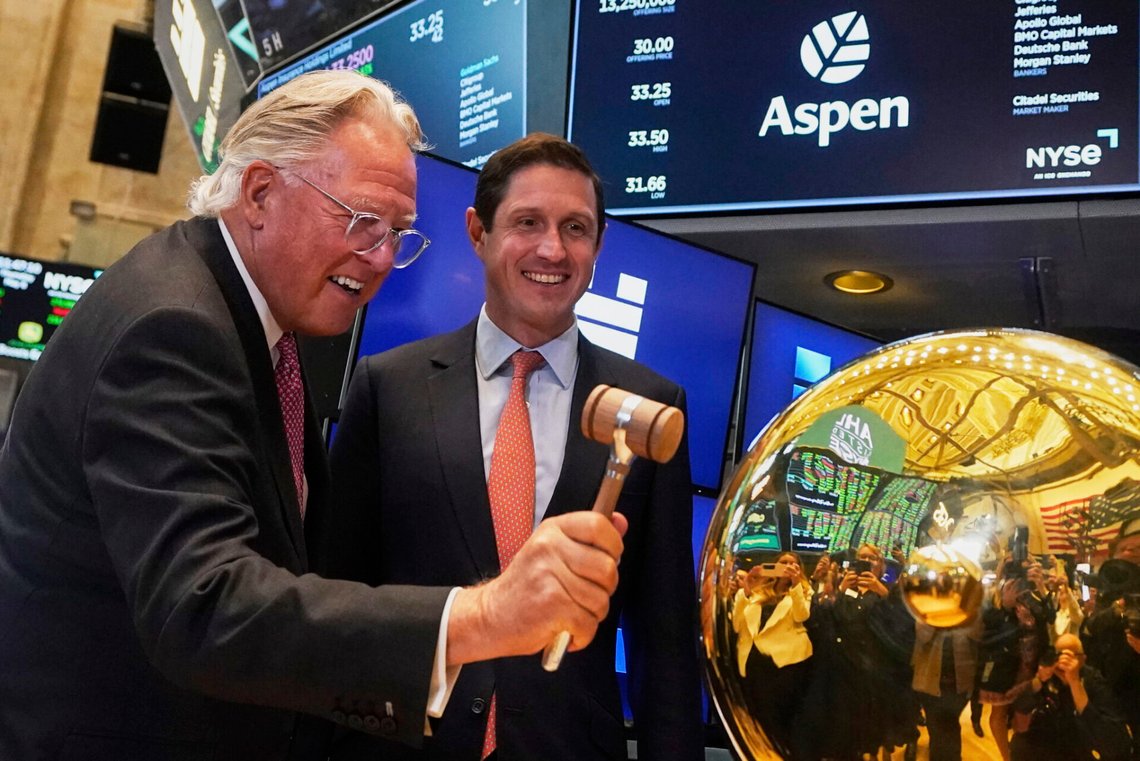 Mark Cloutier, VD och ordförande för Aspen, ringer i en ceremoniell klocka med strategichefen Henry MacHale när företaget börjar handlas på New York-börsen den 8 maj 2025. Foto: Richard Drew / AP / NTB. Mark Cloutier, VD och ordförande för Aspen, ringer i en ceremoniell klocka med strategichefen Henry MacHale när företaget börjar handlas på New York-börsen den 8 maj 2025. Foto: Richard Drew / AP / NTB.