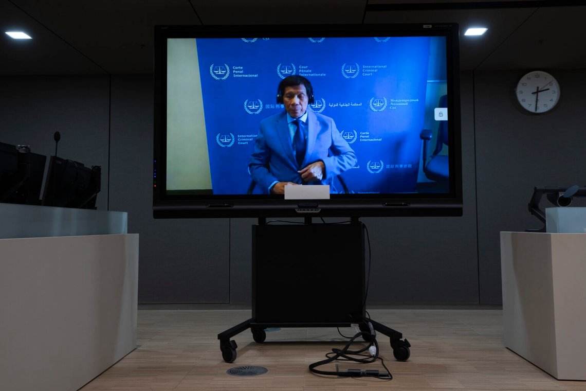 Rodrigo Duterte är oerhört populär i Filippinerna, trots att han för närvarande sitter häktad i Haag för brott mot de mänskliga rättigheterna. Foto: Peter Dejong/AP/NTB Rodrigo Duterte är oerhört populär i Filippinerna, trots att han för närvarande sitter häktad i Haag för brott mot de mänskliga rättigheterna. Foto: Peter Dejong/AP/NTB