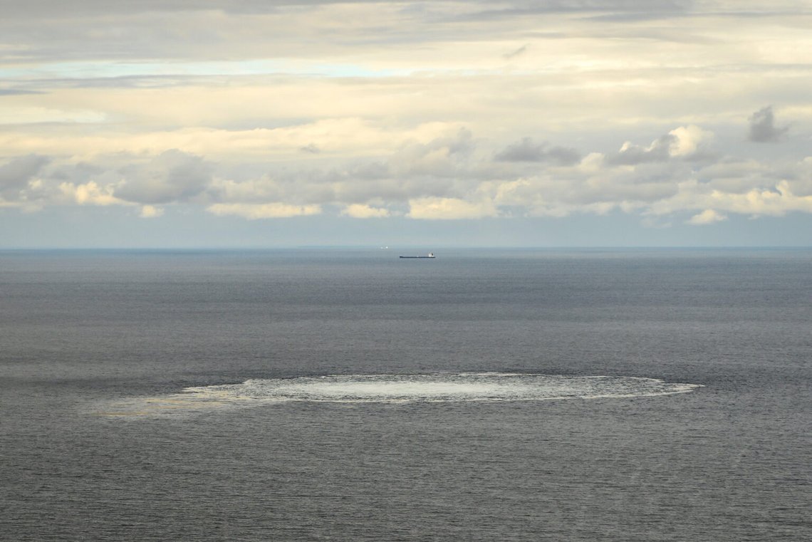 Explosionerna vid Nord Stream 1 och 2 inträffade i internationellt vatten, inom Sveriges och Danmarks ekonomiska zoner. Både Sverige och Danmark genomförde sina egna utredningar, men avslutade dessa i februari 2024 utan att identifiera de ansvariga. Foto: Danska försvarsmakten / NTB Explosionerna vid Nord Stream 1 och 2 inträffade i internationellt vatten, inom Sveriges och Danmarks ekonomiska zoner. Både Sverige och Danmark genomförde sina egna utredningar, men avslutade dessa i februari 2024 utan att identifiera de ansvariga. Foto: Danska försvarsmakten / NTB