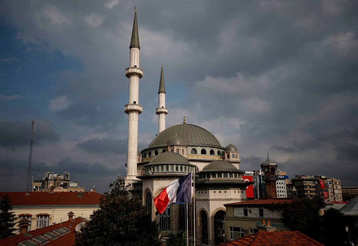 Den franska flaggan vajar vid det franska konsulatet i Istanbul med en moské under uppbyggnad i bakgrunden den 28 oktober 2020. Foto: Emrah Gurel / AP / NTB. Den franska flaggan vajar vid det franska konsulatet i Istanbul med en moské under uppbyggnad i bakgrunden den 28 oktober 2020. Foto: Emrah Gurel / AP / NTB.