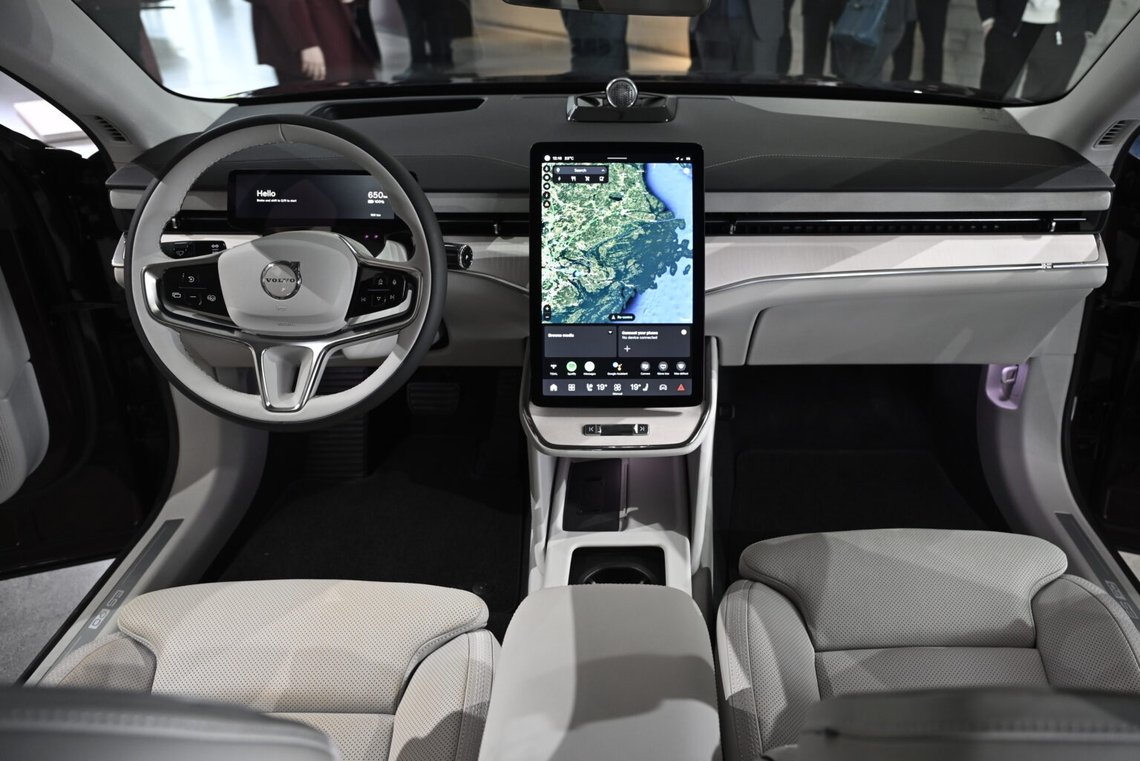 STOCKHOLM, SVERIGE 20250305 Volvo presenterar sin nya elbil ES90 vid ett event på Artipelag på Värmdö utanför Stockholm på onsdag. Med lanseringen introducerar Volvo sin första elbil baserad på en 800-voltsplattform, vilket bland annat innebär ännu snabbare laddning. Foto: Anders Wiklund / TT / Kod 10040 STOCKHOLM, SVERIGE 20250305 Volvo presenterar sin nya elbil ES90 vid ett event på Artipelag på Värmdö utanför Stockholm på onsdag. Med lanseringen introducerar Volvo sin första elbil baserad på en 800-voltsplattform, vilket bland annat innebär ännu snabbare laddning. Foto: Anders Wiklund / TT / Kod 10040