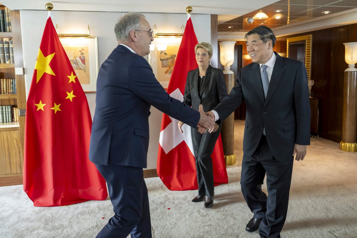 Schweiz ekonomiminister, förbundsrådsmedlem Guy Parmelin, hälsar Kinas vicepremiärminister He Lifeng i närvaro av Schweiz president Karin Keller-Sutter i Genève den 9 maj 2025. Foto: Martial Trezzini / Keystone via AP / Pool / NTB. Schweiz ekonomiminister, förbundsrådsmedlem Guy Parmelin, hälsar Kinas vicepremiärminister He Lifeng i närvaro av Schweiz president Karin Keller-Sutter i Genève den 9 maj 2025. Foto: Martial Trezzini / Keystone via AP / Pool / NTB.