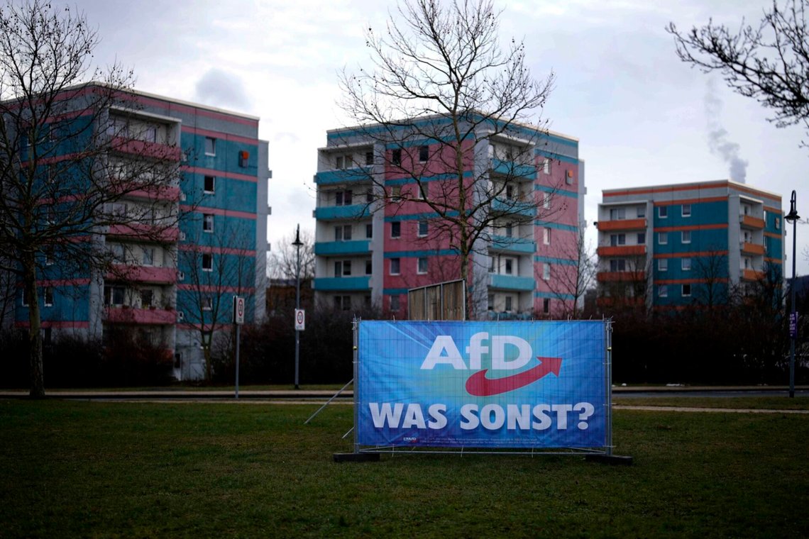 "AfD, vad mer?" säger en valaffisch i Wernigerode i Tyskland den 25 januari 2025. Foto: Matthias Schrader / AP / NTB. "AfD, vad mer?" säger en valaffisch i Wernigerode i Tyskland den 25 januari 2025. Foto: Matthias Schrader / AP / NTB.
