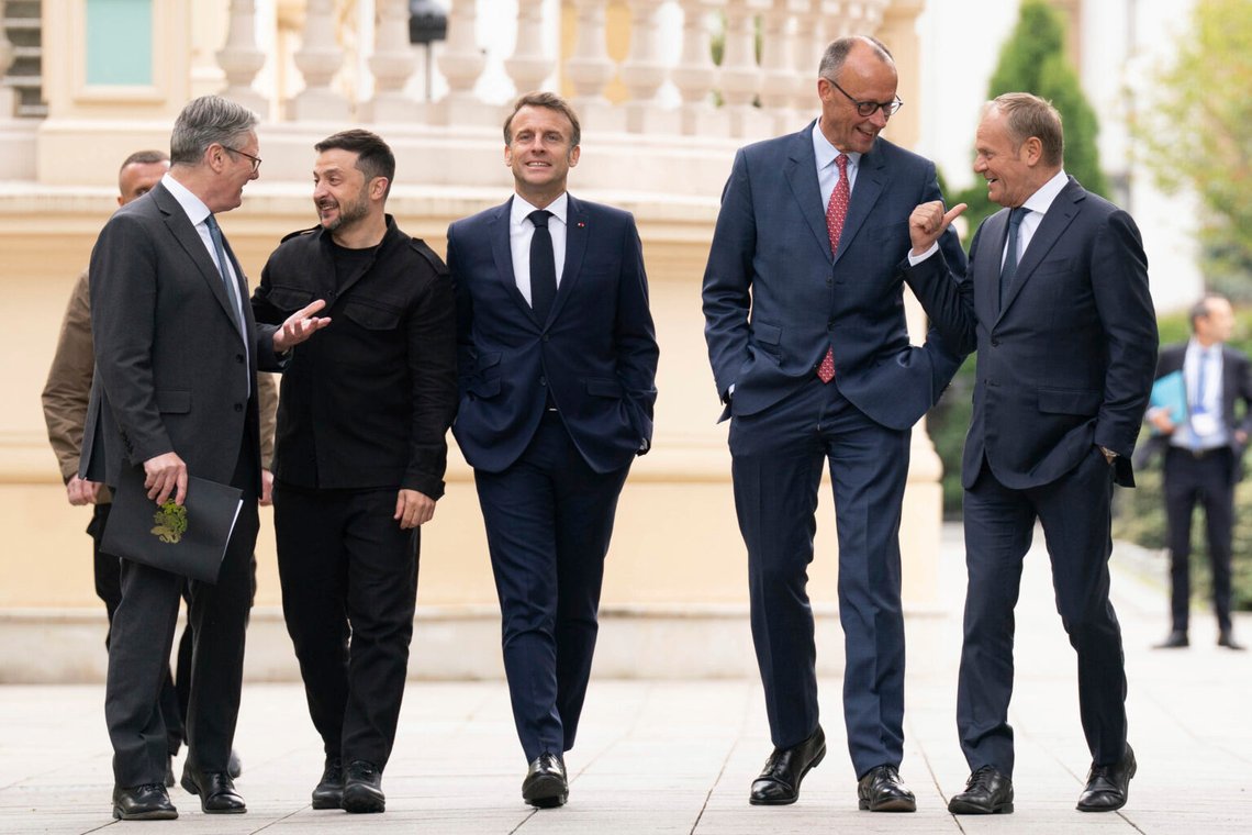 Från vänster, Storbritanniens premiärminister Keir Starmer, Ukrainas president Volodymyr Zelenskyj, Frankrikes president Emmanuel Macron, Tysklands förbundskansler Friedrich Merz och Polens premiärminister Donald Tusk promenerar vid presidentpalatset i Kiev, Ukraina, 10 maj 2025. Foto: Stefan Rousseau/Pool Foto via AP Från vänster, Storbritanniens premiärminister Keir Starmer, Ukrainas president Volodymyr Zelenskyj, Frankrikes president Emmanuel Macron, Tysklands förbundskansler Friedrich Merz och Polens premiärminister Donald Tusk promenerar vid presidentpalatset i Kiev, Ukraina, 10 maj 2025. Foto: Stefan Rousseau/Pool Foto via AP