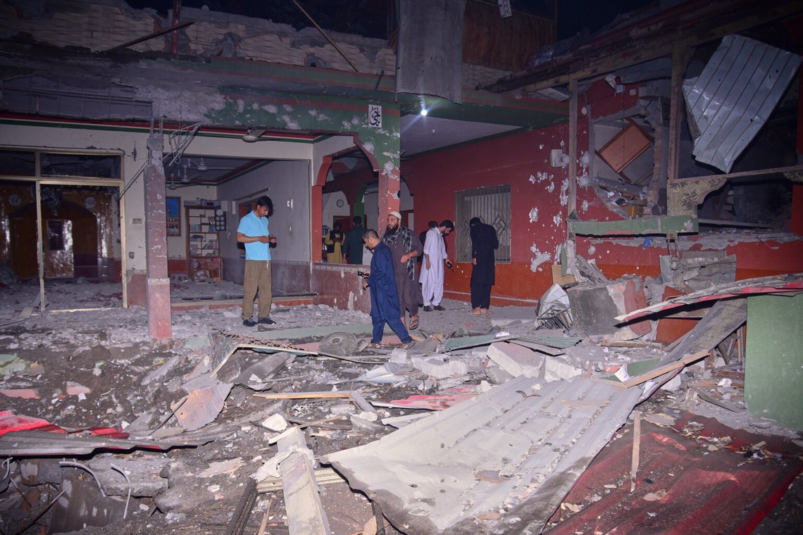 Lokala invånare och media undersöker en byggnad som skadats efter en misstänkt indisk missilattack nära Muzaffarabad, huvudstaden i Pakistan-kontrollerade Kashmir, den 7 maj 2025. Foto: M.D. Mughal/AP /NTB Lokala invånare och media undersöker en byggnad som skadats efter en misstänkt indisk missilattack nära Muzaffarabad, huvudstaden i Pakistan-kontrollerade Kashmir, den 7 maj 2025. Foto: M.D. Mughal/AP /NTB