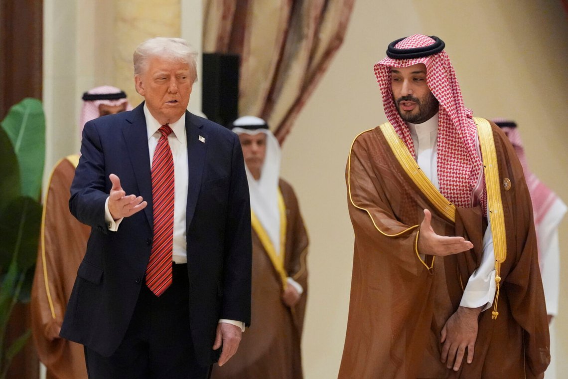 President Donald Trump anländer med den saudiske kronprinsen Mohammed bin Salman för gruppfotot med ledarna för Gulfstaternas samarbetsråd under GCC-toppmötet i Riyadh, Saudiarabien, den 14 maj 2025. Foto: Alex Brandon/AP Photo President Donald Trump anländer med den saudiske kronprinsen Mohammed bin Salman för gruppfotot med ledarna för Gulfstaternas samarbetsråd under GCC-toppmötet i Riyadh, Saudiarabien, den 14 maj 2025. Foto: Alex Brandon/AP Photo