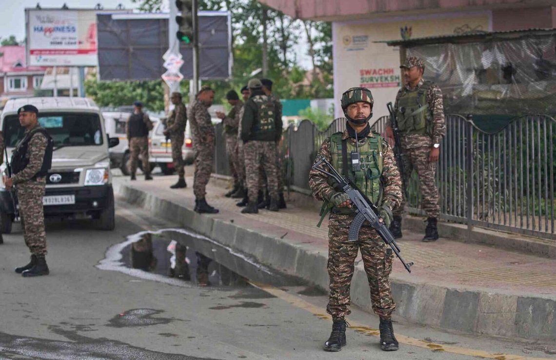 Indiska paramilitära soldater står vakt vid en tillfällig kontrollpunkt på en väg som leder till flygplatsen, efter att höga explosioner hörts i Srinagar i indiskkontrollerade Kashmir, den 10 maj. Foto: Dar Yasin/AP Photo Indiska paramilitära soldater står vakt vid en tillfällig kontrollpunkt på en väg som leder till flygplatsen, efter att höga explosioner hörts i Srinagar i indiskkontrollerade Kashmir, den 10 maj. Foto: Dar Yasin/AP Photo