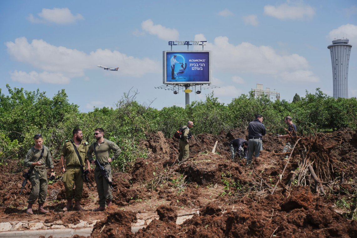 Israeliska säkerhetsstyrkor inspekterar platsen där den israeliska militären uppgav att en projektil avfyrad av Jemens Houthirebeller landade i området kring Ben Gurion International Airport nära Tel Aviv, Israel, 4 maj 2025. Foto: Ohad Zwigenberg/AP Photo Israeliska säkerhetsstyrkor inspekterar platsen där den israeliska militären uppgav att en projektil avfyrad av Jemens Houthirebeller landade i området kring Ben Gurion International Airport nära Tel Aviv, Israel, 4 maj 2025. Foto: Ohad Zwigenberg/AP Photo