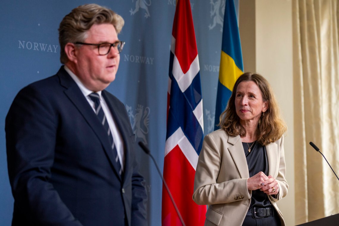 Norges justitie- och beredskapsminister Astri Aas-Hansen och Sveriges justitieminister Gunnar Strömmer höll ett möte på måndagen i norska regeringens representationslokaler. Foto: Fredrik Varfjell / NTB Norges justitie- och beredskapsminister Astri Aas-Hansen och Sveriges justitieminister Gunnar Strömmer höll ett möte på måndagen i norska regeringens representationslokaler. Foto: Fredrik Varfjell / NTB