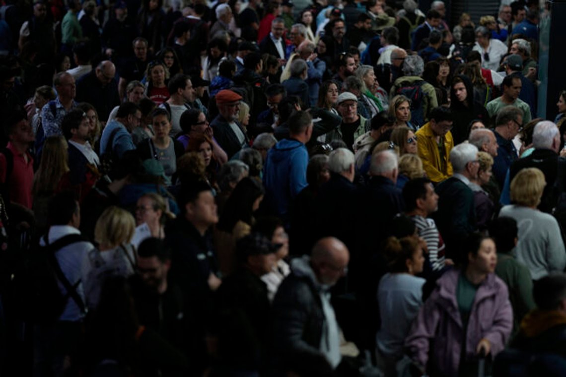 Passagerare inne på Atocha tågstation dagen efter ett större strömavbrott i Madrid, 29 april 2025. Foto: Manu Fernandez/AP Photo Passagerare inne på Atocha tågstation dagen efter ett större strömavbrott i Madrid, 29 april 2025. Foto: Manu Fernandez/AP Photo