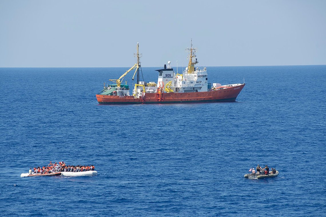 SOS Mediterranée på den överenskomna platsen. Foto: Befälhavare, U.S. Naval Forces Europe-Afrika/U.S. 6th Fleet SOS Mediterranée på den överenskomna platsen. Foto: Befälhavare, U.S. Naval Forces Europe-Afrika/U.S. 6th Fleet