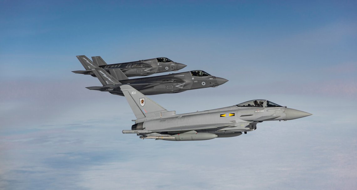 En Typhoon FGR4 i sällskap med två RAF F-35. Britterna planerar att köpa tolv nya F-35 som kan bära taktiska kärnvapen. Foto: RAF En Typhoon FGR4 i sällskap med två RAF F-35. Britterna planerar att köpa tolv nya F-35 som kan bära taktiska kärnvapen. Foto: RAF