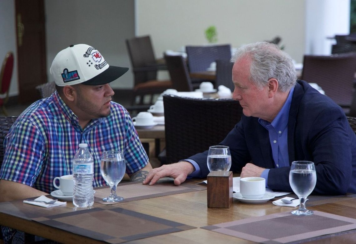 USA:s demokratiske senator Chris Van Hollen träffar Kilmar Ábrego García i El Salvador. 17 april 2025. USA:s demokratiske senator Chris Van Hollen träffar Kilmar Ábrego García i El Salvador. 17 april 2025.