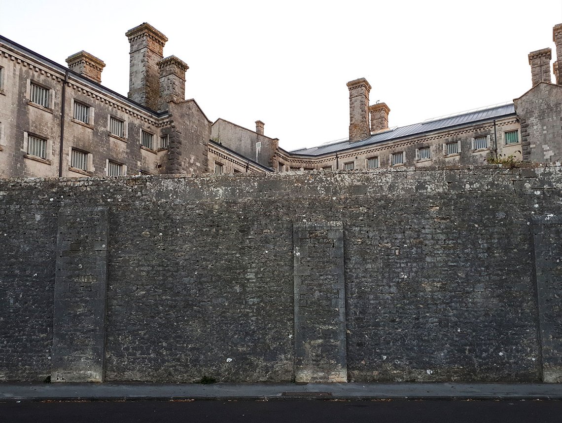 HM Prison Portland är ett fängelse för vuxna och unga brottslingar i byn The Grove på Isle of Portland i Dorset, England. Det drivs av His Majesty's Prison Service. Fängelset öppnades 1848 som en institution för vuxna fångar. Foto: Vieve Forward CC BY-SA 2.0 HM Prison Portland är ett fängelse för vuxna och unga brottslingar i byn The Grove på Isle of Portland i Dorset, England. Det drivs av His Majesty's Prison Service. Fängelset öppnades 1848 som en institution för vuxna fångar. Foto: Vieve Forward CC BY-SA 2.0
