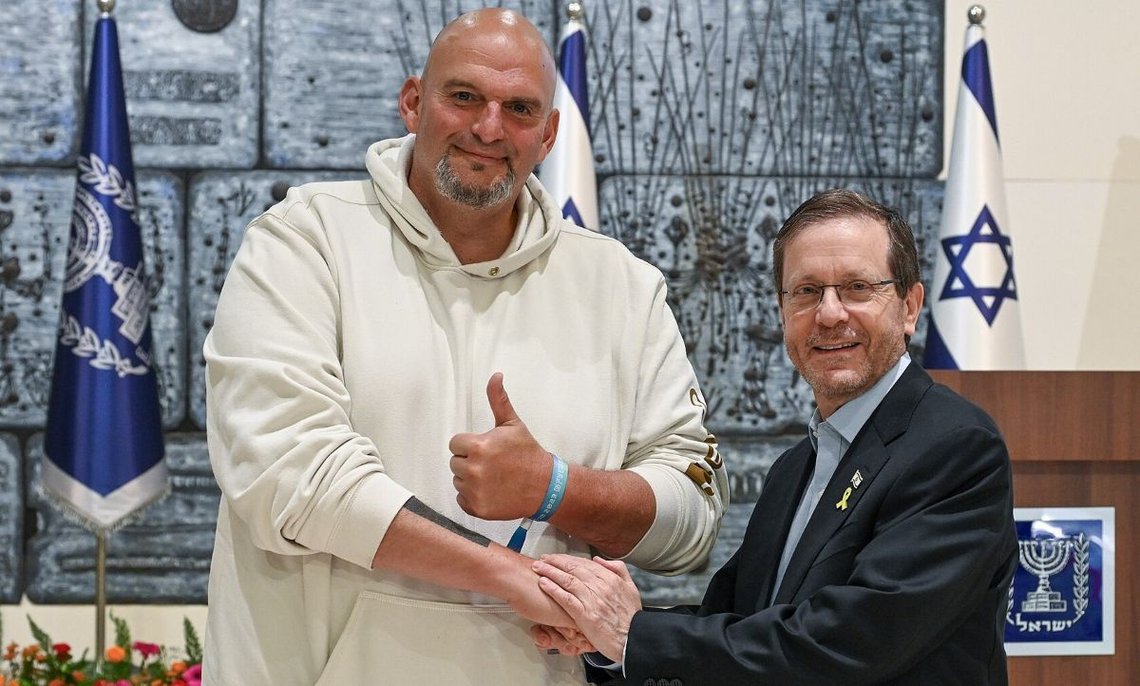 Under ett möte i Israel visade senator John Fetterman president Yitzhak Herzog ett armband som han bär till minne av offren för Hamas-attacken vid Nova-festivalen den 7 oktober. Fetterman lovade att behålla armbandet tills alla gisslan är säkert hemma. Herzog tackade honom för hans stöd till Israel. Juni 2024. Källa: Wikimedia. Under ett möte i Israel visade senator John Fetterman president Yitzhak Herzog ett armband som han bär till minne av offren för Hamas-attacken vid Nova-festivalen den 7 oktober. Fetterman lovade att behålla armbandet tills alla gisslan är säkert hemma. Herzog tackade honom för hans stöd till Israel. Juni 2024. Källa: Wikimedia.