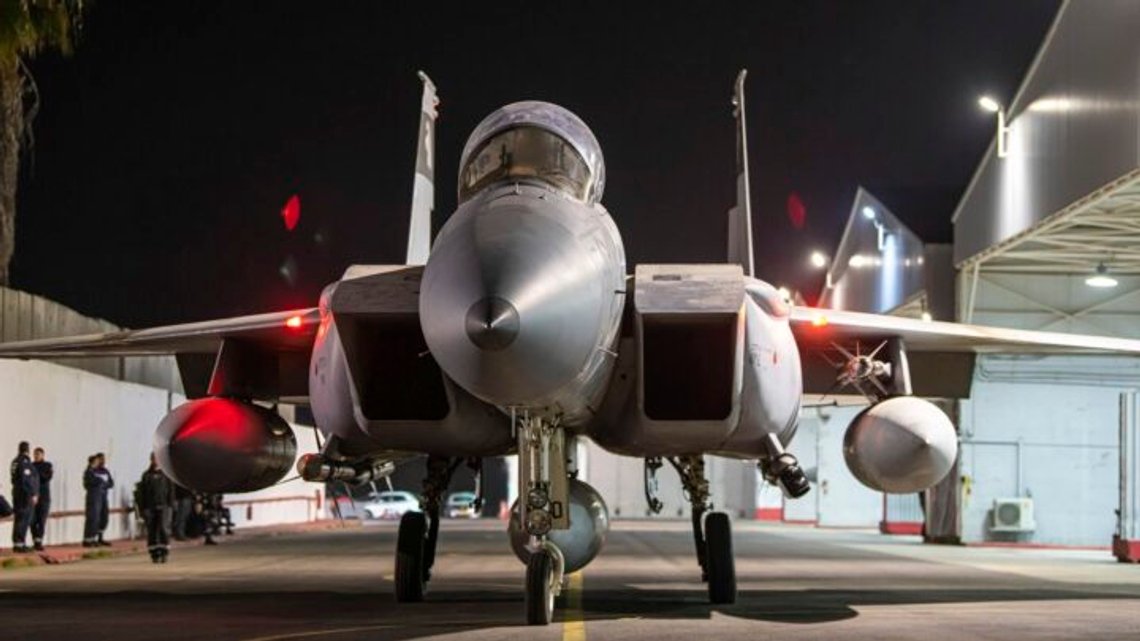 Ett israeliskt stridsflygplan är attackklart på okänd plats. Foto: Israels försvarsmakt via AP / NTB. Ett israeliskt stridsflygplan är attackklart på okänd plats. Foto: Israels försvarsmakt via AP / NTB.