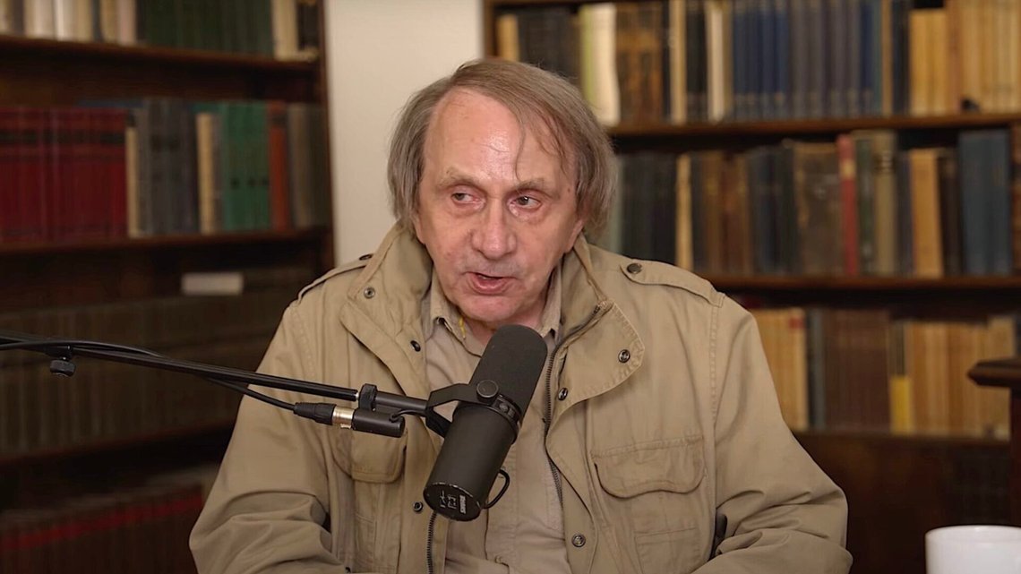 Michel Houellebecq under en podcast med dr. Jeremy Fogel i Jerusalem i maj. Stillbild: All•in הביט של הפודקסטים / YouTube. Michel Houellebecq under en podcast med dr. Jeremy Fogel i Jerusalem i maj. Stillbild: All•in הביט של הפודקסטים / YouTube.