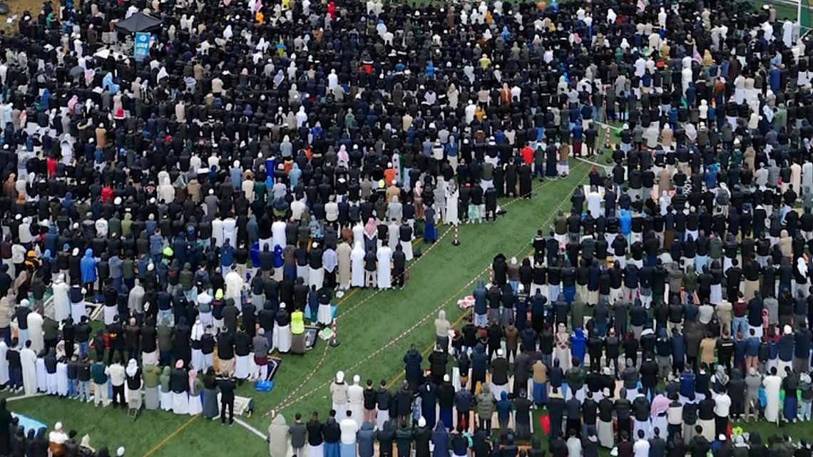 Från en muslimsk massbön på Rommensletta i Oslo tidigare i år. Foto: Islam Net / Facebook. Från en muslimsk massbön på Rommensletta i Oslo tidigare i år. Foto: Islam Net / Facebook.