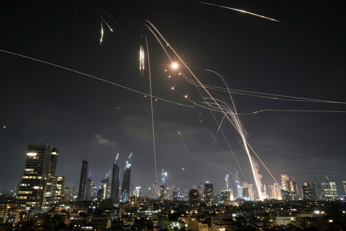 Iron Dome-systemet är i drift för att avlyssna raketer över Tel Aviv den 13 juni 2035. Foto: Leo Correa / AP / NTB. Iron Dome-systemet är i drift för att avlyssna raketer över Tel Aviv den 13 juni 2035. Foto: Leo Correa / AP / NTB.